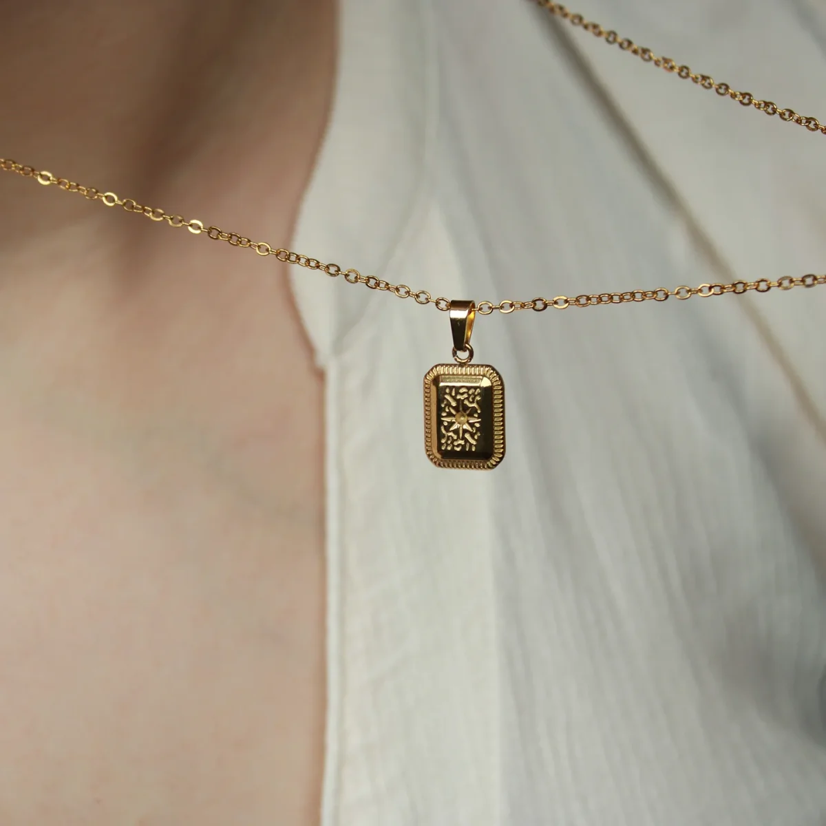 Halskette Gold mit rechteckigem Anhänger, eingeprägter Stern – Bild 4